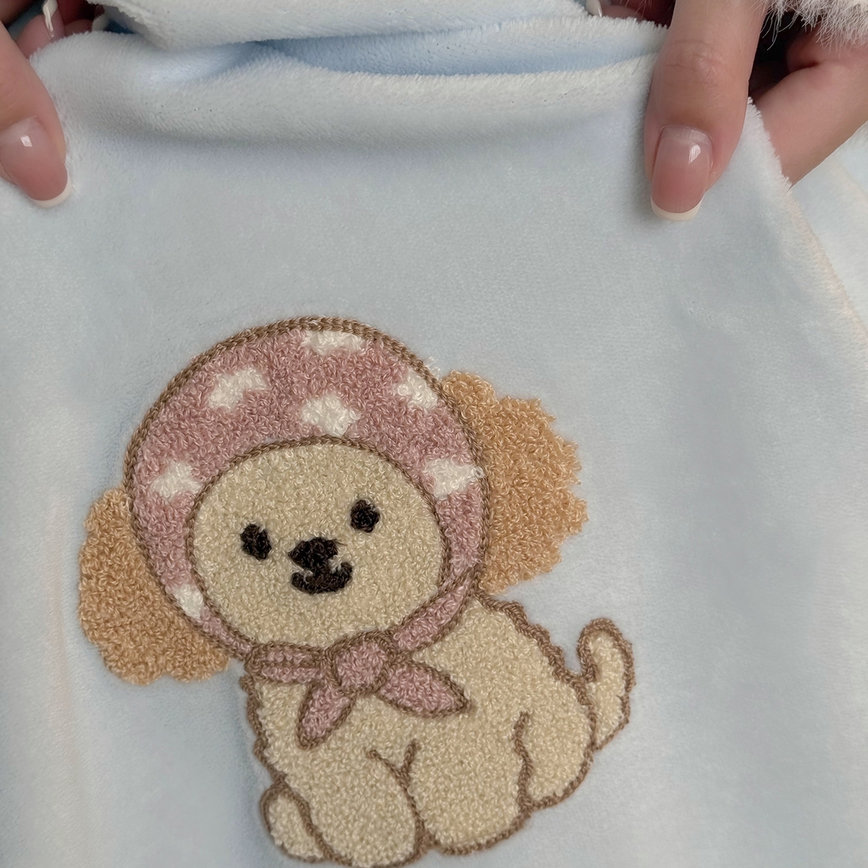 91家纺网 家纺一手货源 找家纺 鹿班家居 2025新款冬季高克重牛奶绒毛巾绣系列四件套-布迪狗狗 蓝色