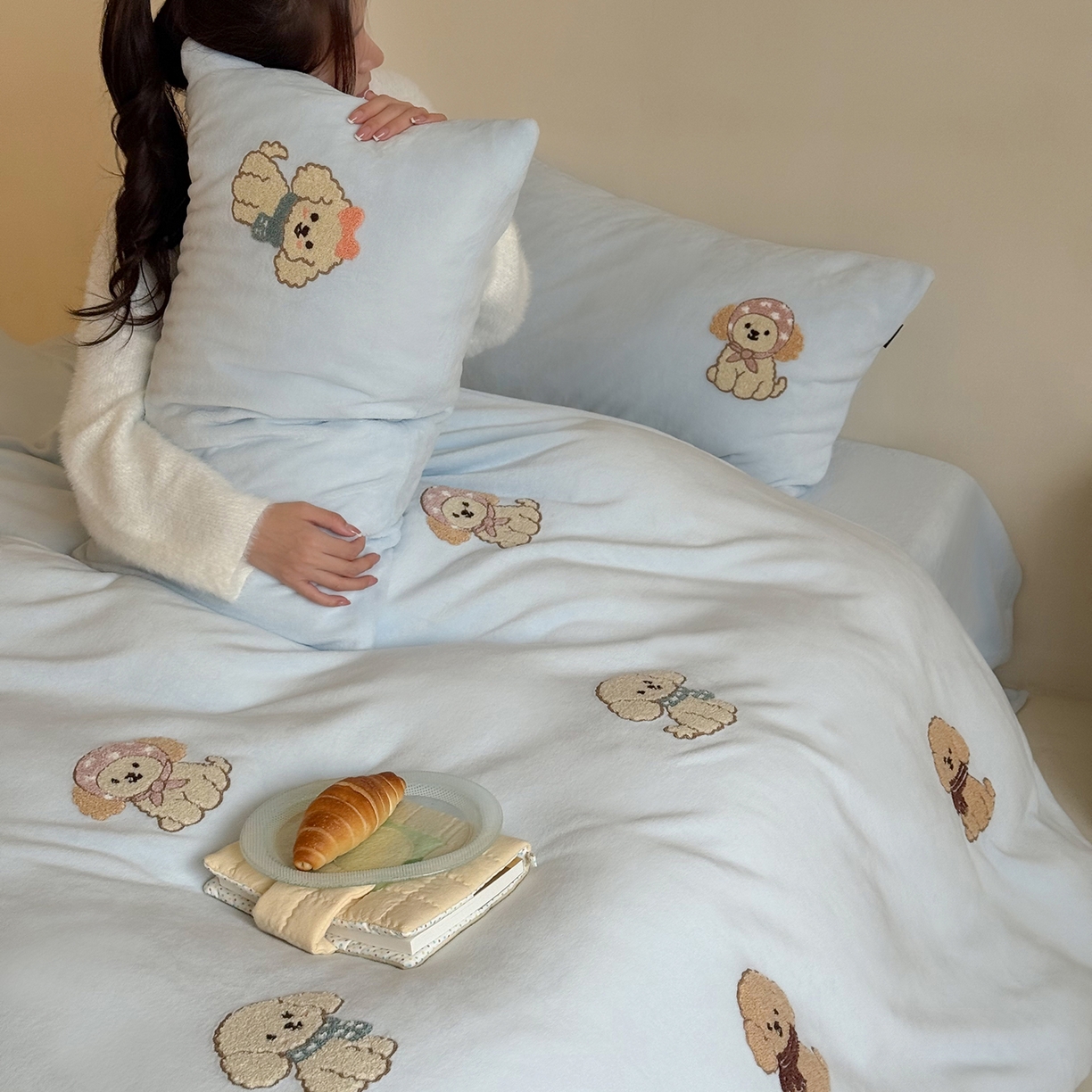 91家纺网 家纺一手货源 找家纺 鹿班家居 2025新款冬季高克重牛奶绒毛巾绣系列四件套-布迪狗狗 蓝色