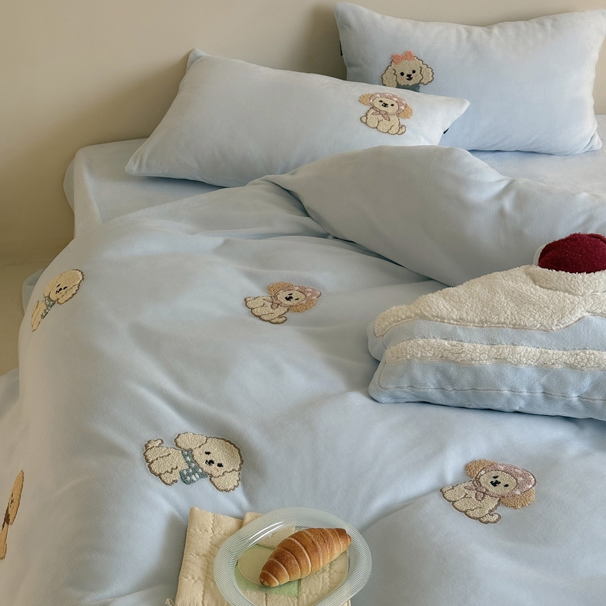 91家纺网 家纺一手货源 找家纺 鹿班家居 2025新款冬季高克重牛奶绒毛巾绣系列四件套-布迪狗狗 蓝色