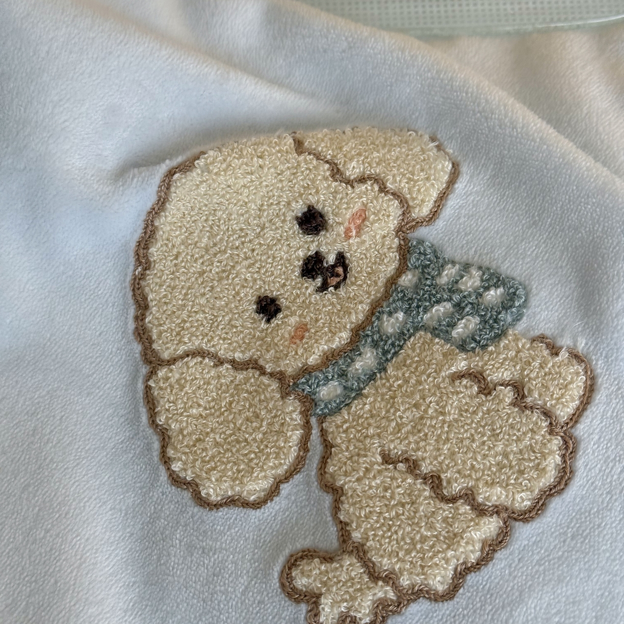 91家纺网 家纺一手货源 找家纺 鹿班家居 2025新款冬季高克重牛奶绒毛巾绣系列四件套-布迪狗狗 蓝色