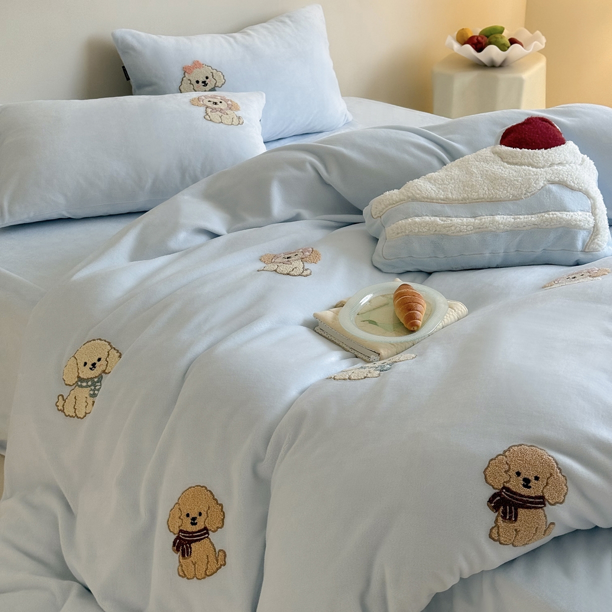 91家纺网 家纺一手货源 找家纺 鹿班家居 2025新款冬季高克重牛奶绒毛巾绣系列四件套-布迪狗狗 蓝色