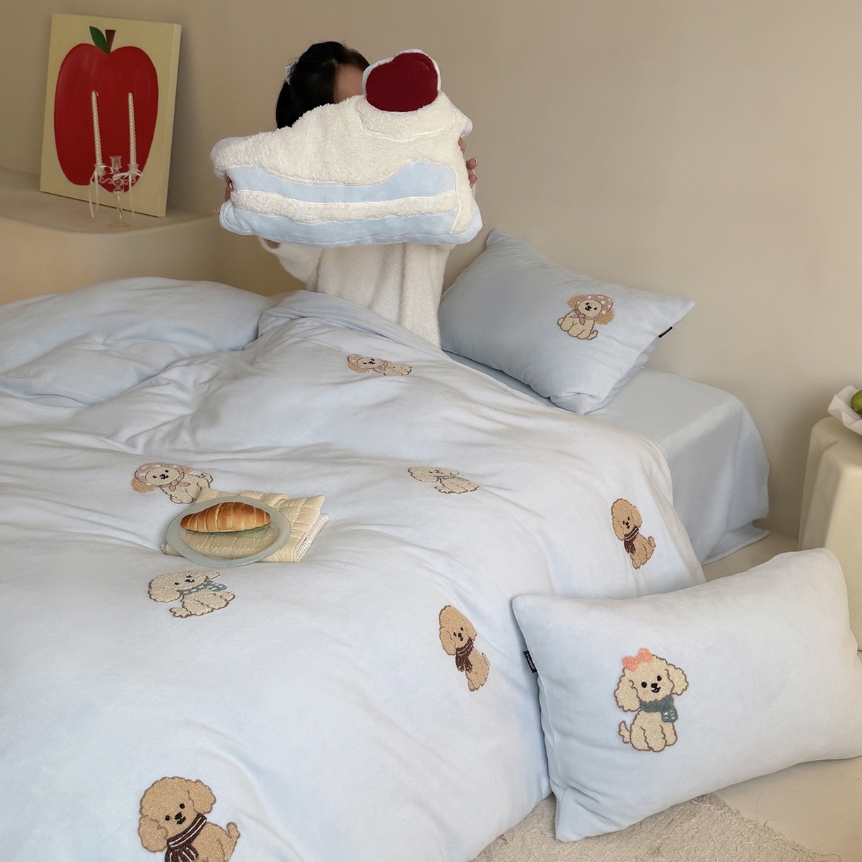 91家纺网 家纺一手货源 找家纺 鹿班家居 2025新款冬季高克重牛奶绒毛巾绣系列四件套-布迪狗狗 蓝色