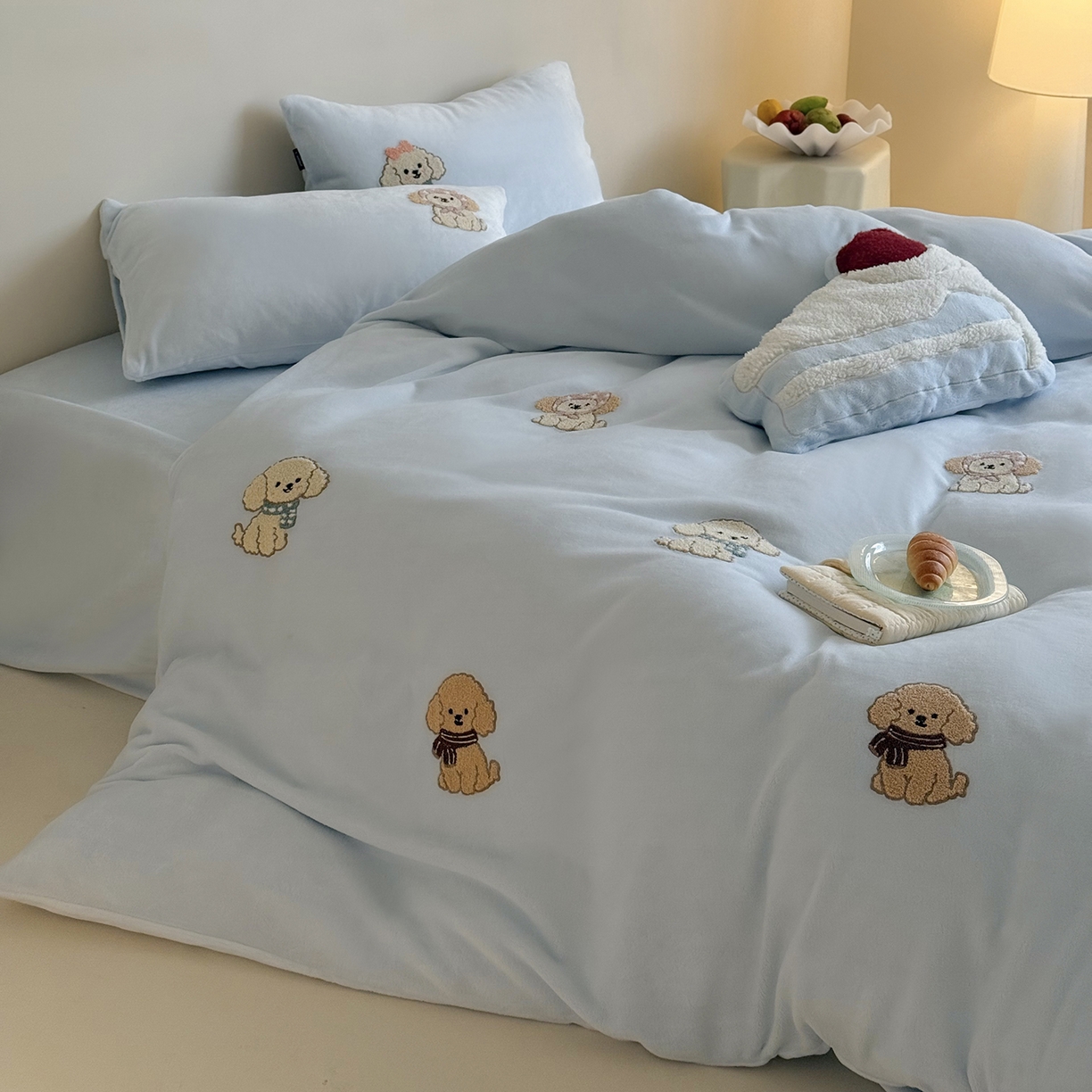 91家纺网 家纺一手货源 找家纺 鹿班家居 2025新款冬季高克重牛奶绒毛巾绣系列四件套-布迪狗狗 蓝色