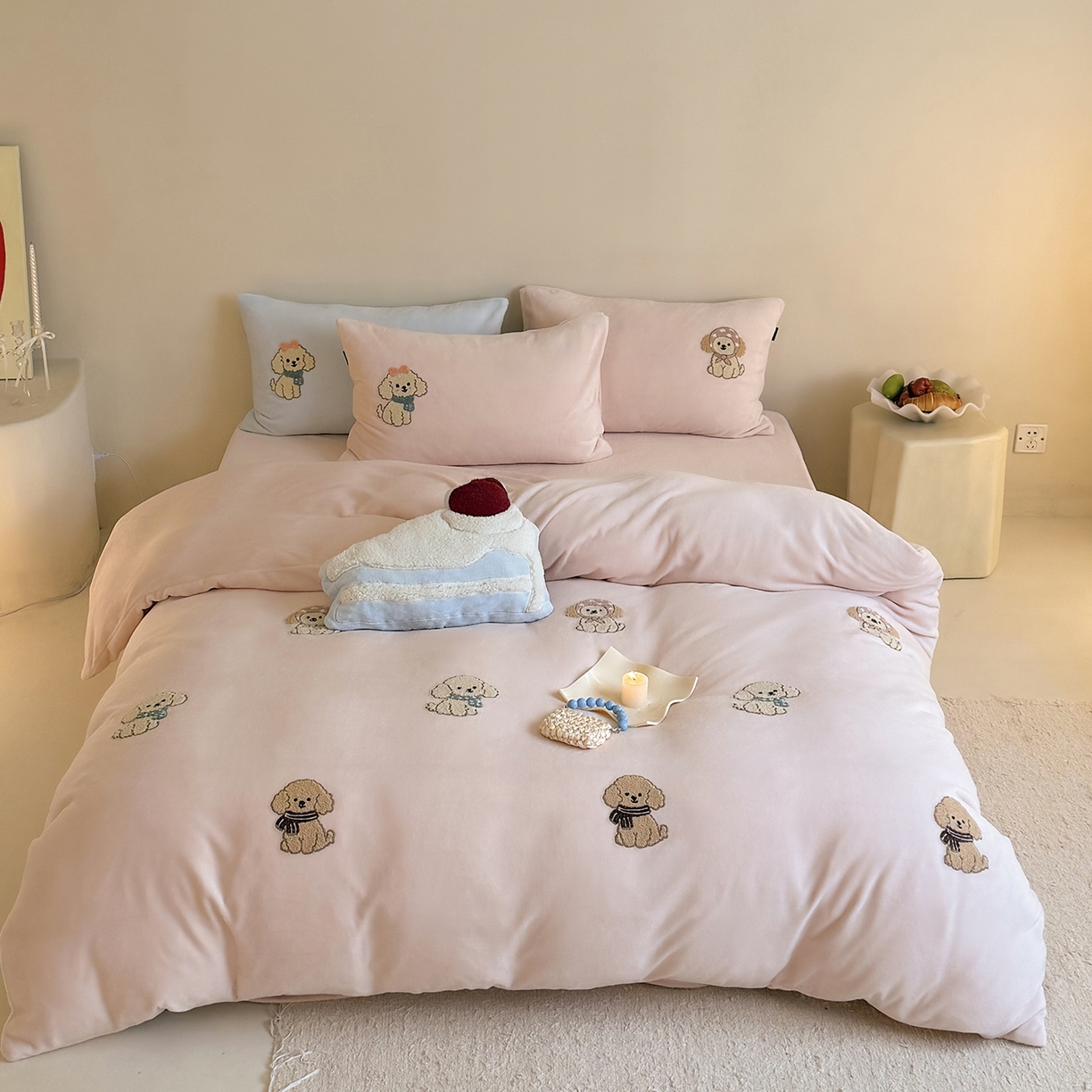 91家纺网 家纺一手货源 找家纺 鹿班家居 2025新款冬季高克重牛奶绒毛巾绣系列四件套-布迪狗狗 粉色