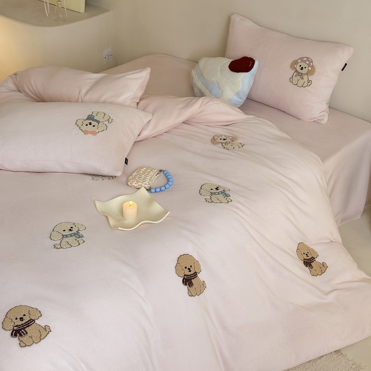 91家纺网 家纺一手货源 找家纺 鹿班家居 2025新款冬季高克重牛奶绒毛巾绣系列四件套-布迪狗狗 粉色