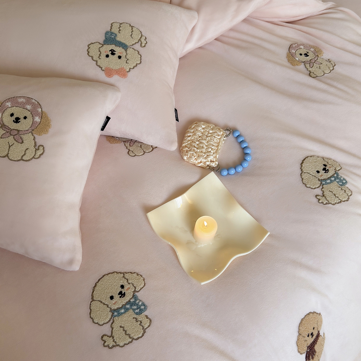 91家纺网 家纺一手货源 找家纺 鹿班家居 2025新款冬季高克重牛奶绒毛巾绣系列四件套-布迪狗狗 粉色