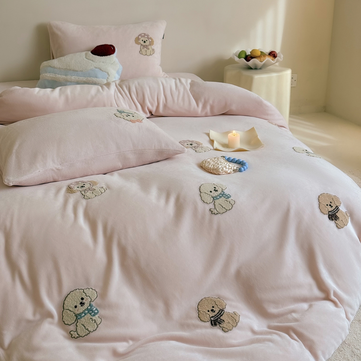 91家纺网 家纺一手货源 找家纺 鹿班家居 2025新款冬季高克重牛奶绒毛巾绣系列四件套-布迪狗狗 粉色