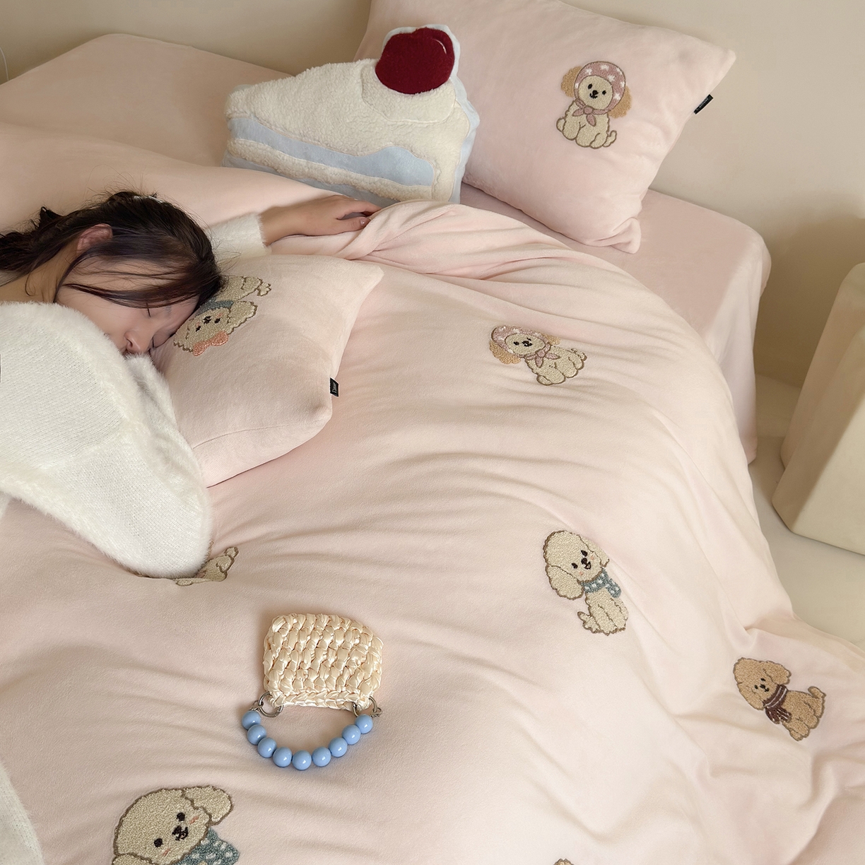 91家纺网 家纺一手货源 找家纺 鹿班家居 2025新款冬季高克重牛奶绒毛巾绣系列四件套-布迪狗狗 粉色