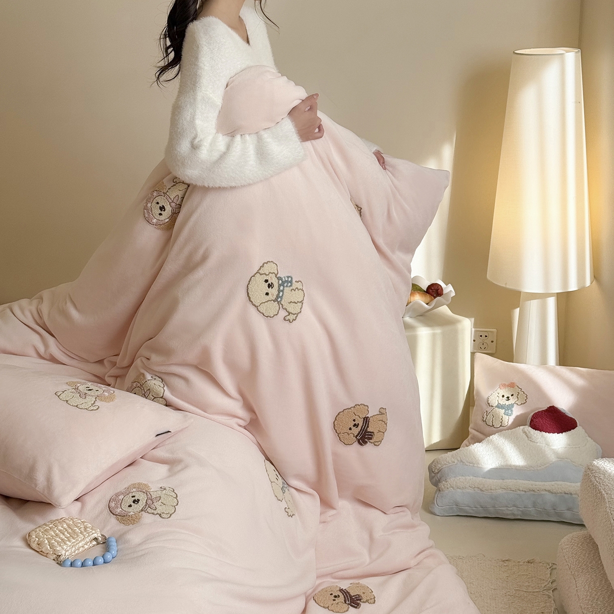 91家纺网 家纺一手货源 找家纺 鹿班家居 2025新款冬季高克重牛奶绒毛巾绣系列四件套-布迪狗狗 粉色