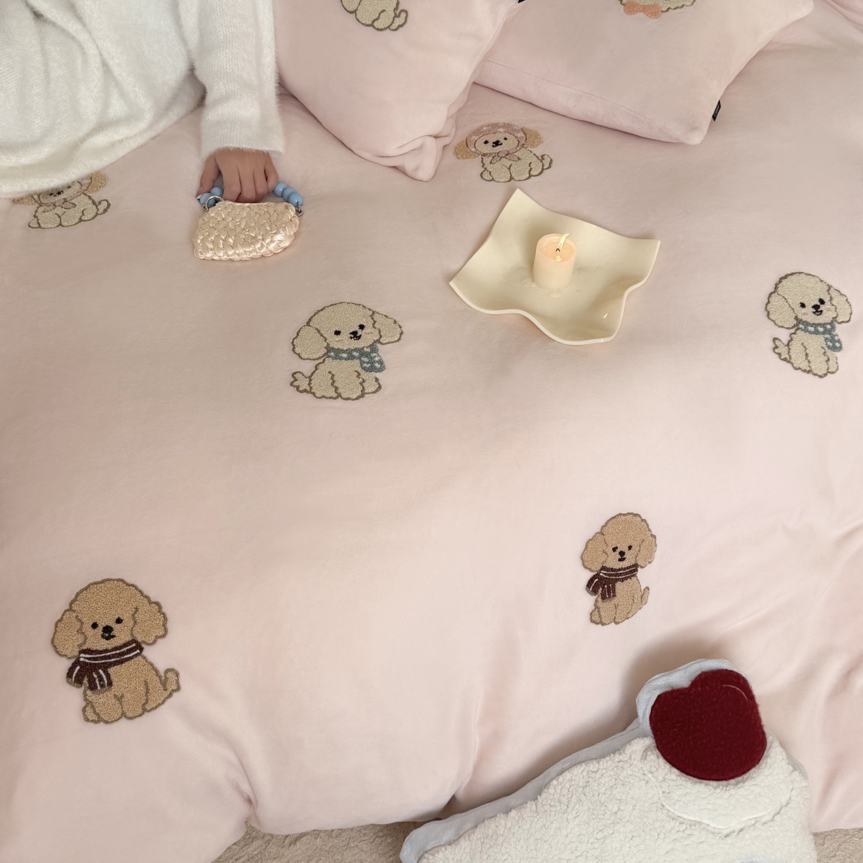 91家纺网 家纺一手货源 找家纺 鹿班家居 2025新款冬季高克重牛奶绒毛巾绣系列四件套-布迪狗狗 粉色