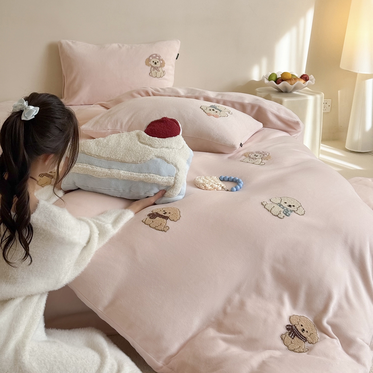 91家纺网 家纺一手货源 找家纺 鹿班家居 2025新款冬季高克重牛奶绒毛巾绣系列四件套-布迪狗狗 粉色