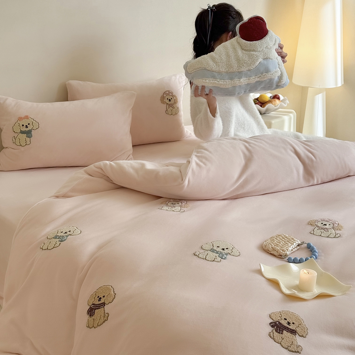 91家纺网 家纺一手货源 找家纺 鹿班家居 2025新款冬季高克重牛奶绒毛巾绣系列四件套-布迪狗狗 粉色