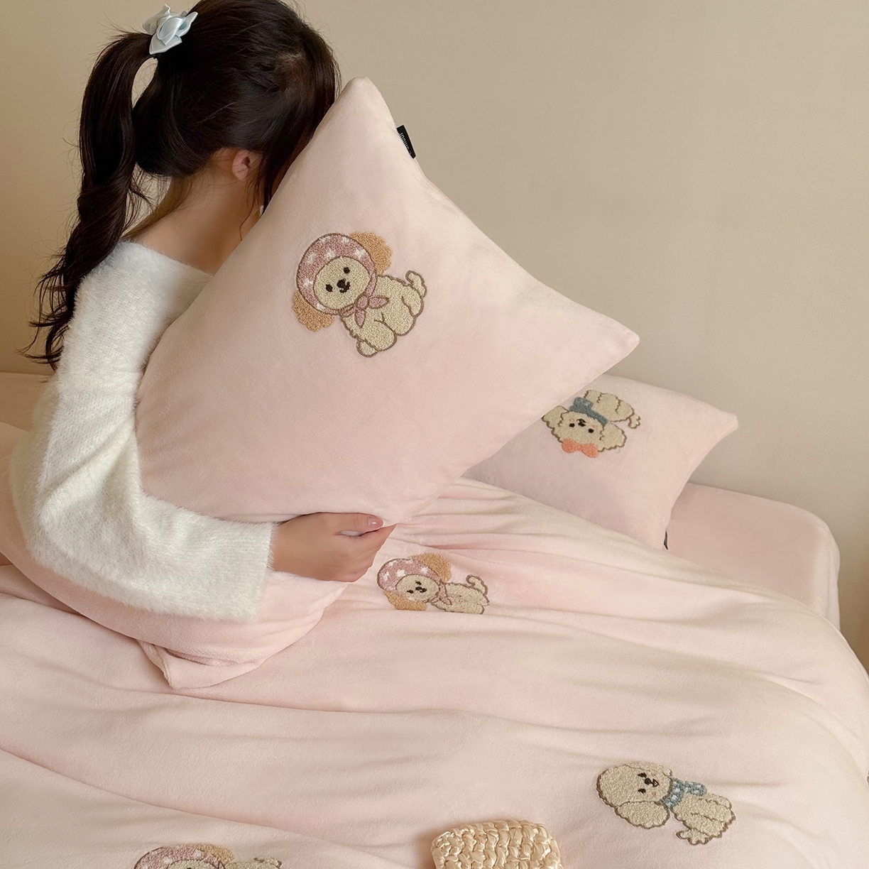 91家纺网 家纺一手货源 找家纺 鹿班家居 2025新款冬季高克重牛奶绒毛巾绣系列四件套-布迪狗狗 粉色