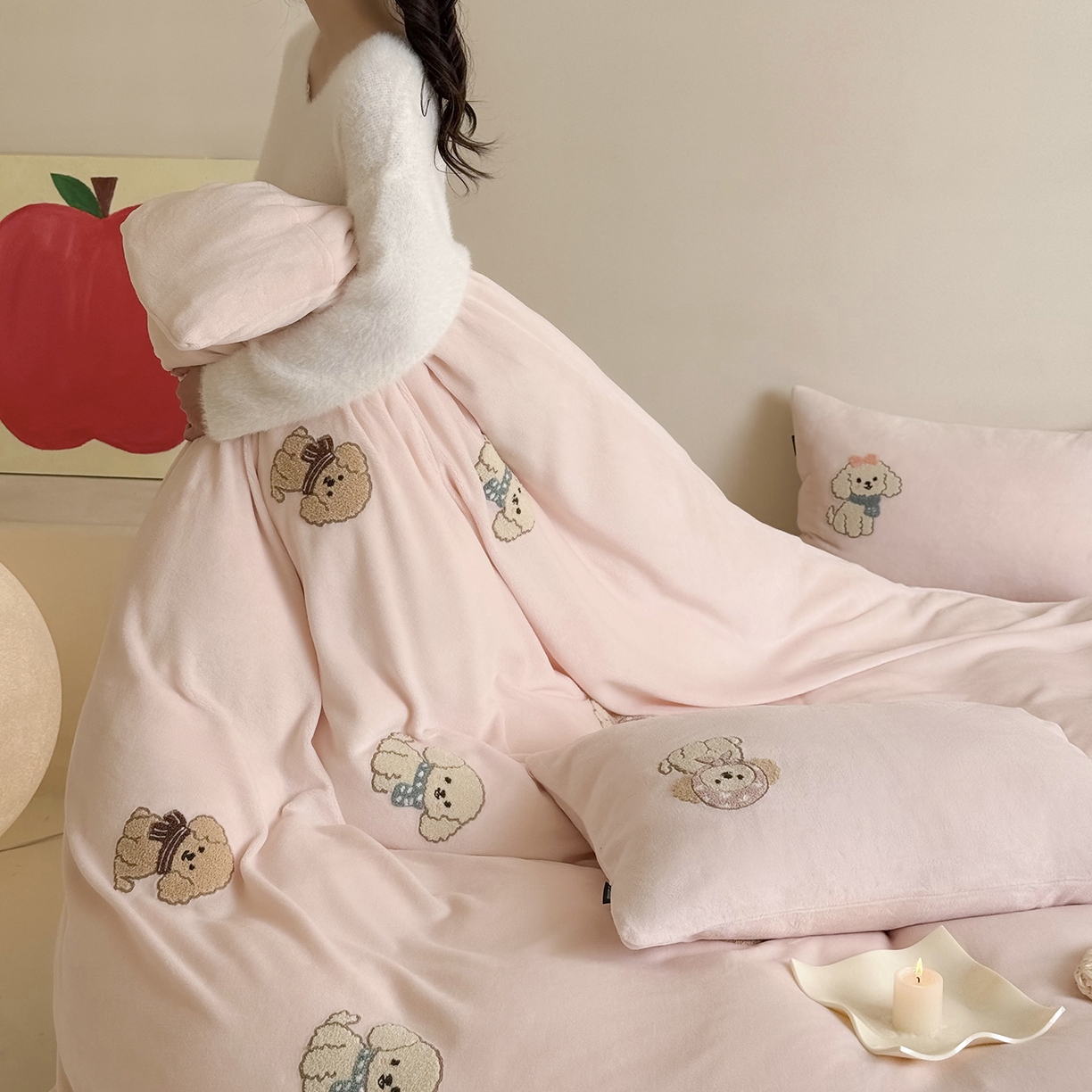 91家纺网 家纺一手货源 找家纺 鹿班家居 2025新款冬季高克重牛奶绒毛巾绣系列四件套-布迪狗狗 粉色