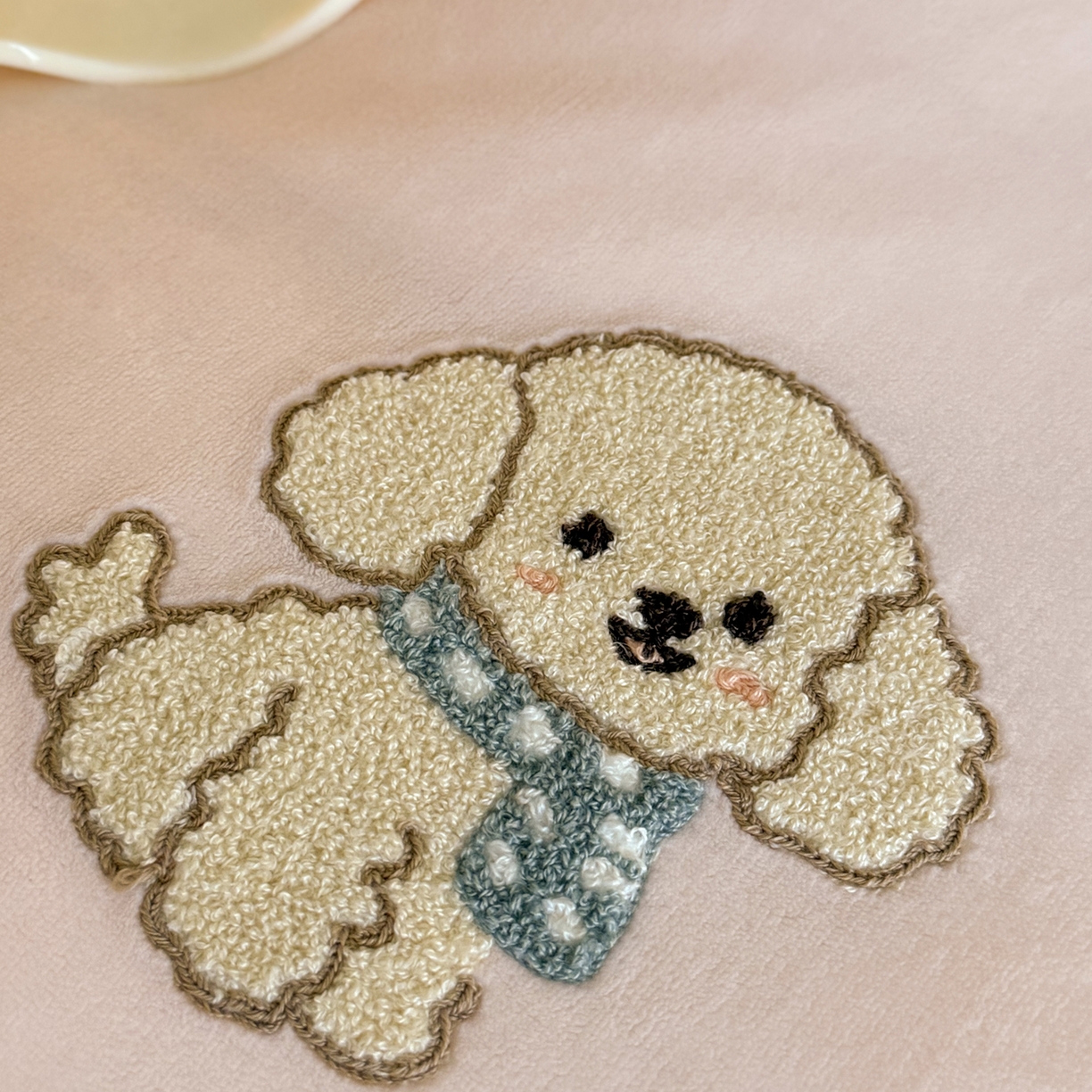 91家纺网 家纺一手货源 找家纺 鹿班家居 2025新款冬季高克重牛奶绒毛巾绣系列四件套-布迪狗狗 粉色