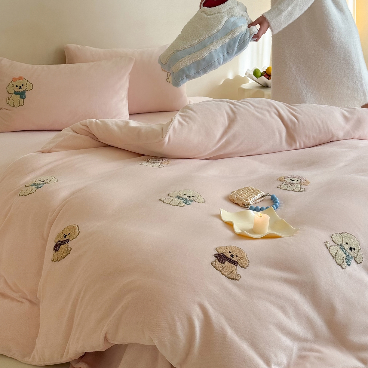 91家纺网 家纺一手货源 找家纺 鹿班家居 2025新款冬季高克重牛奶绒毛巾绣系列四件套-布迪狗狗 粉色