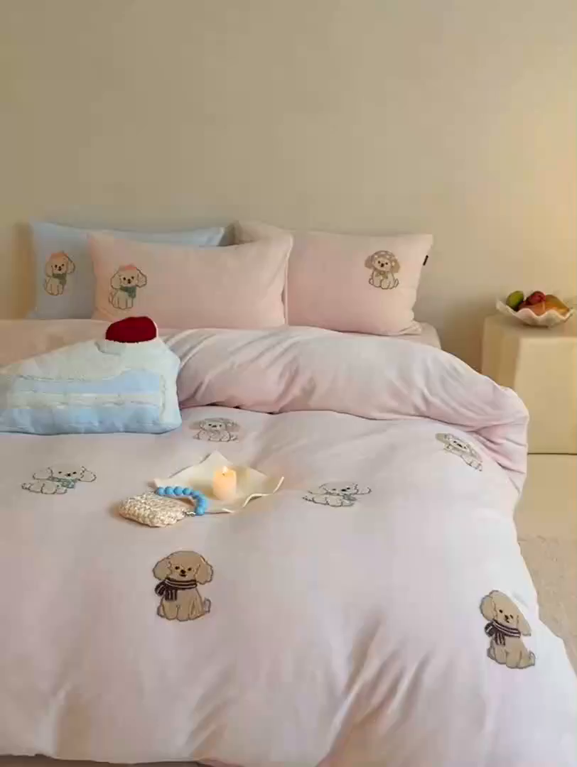 91家纺网 家纺一手货源 找家纺 鹿班家居 2025新款冬季高克重牛奶绒毛巾绣系列四件套-布迪狗狗 粉色