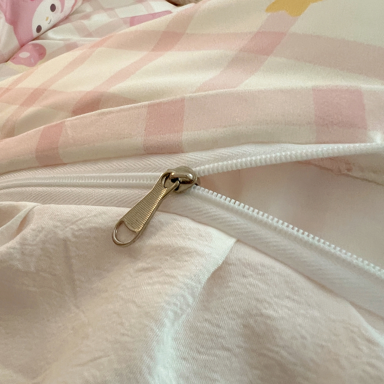 91家纺网 家纺一手货源 找家纺 桃心家居 2025新款A类韩版花边撞色云柔水洗棉加厚牛奶绒少女猫咪棉绒四件套系列 绒花边-粉格天使兔