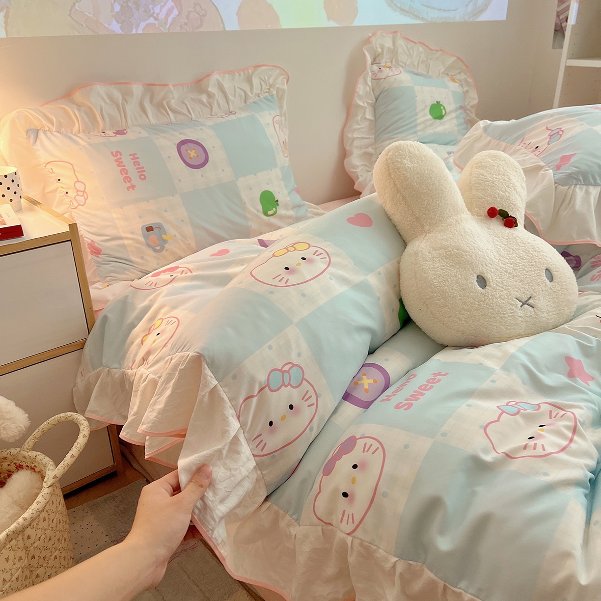 91家纺网 家纺一手货源 找家纺 桃心家居 2025新款A类韩版花边撞色云柔水洗棉加厚牛奶绒少女猫咪棉绒四件套系列 绒花边-蓝格少女猫咪