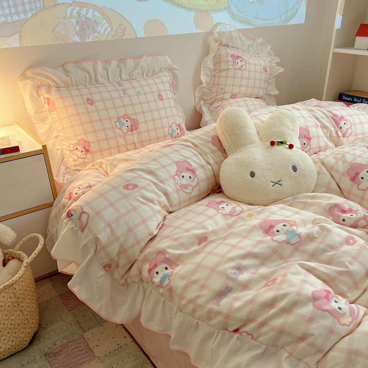 91家纺网 家纺一手货源 找家纺 桃心家居 2025新款A类韩版花边撞色云柔水洗棉加厚牛奶绒少女猫咪棉绒四件套系列 绒花边-粉格天使兔