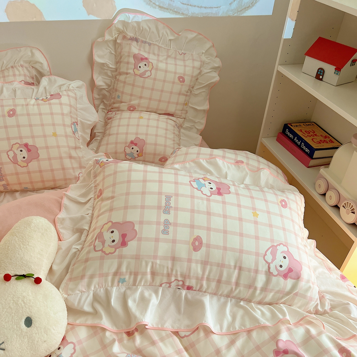 91家纺网 家纺一手货源 找家纺 桃心家居 2025新款A类韩版花边撞色云柔水洗棉加厚牛奶绒少女猫咪棉绒四件套系列 绒花边-粉格天使兔