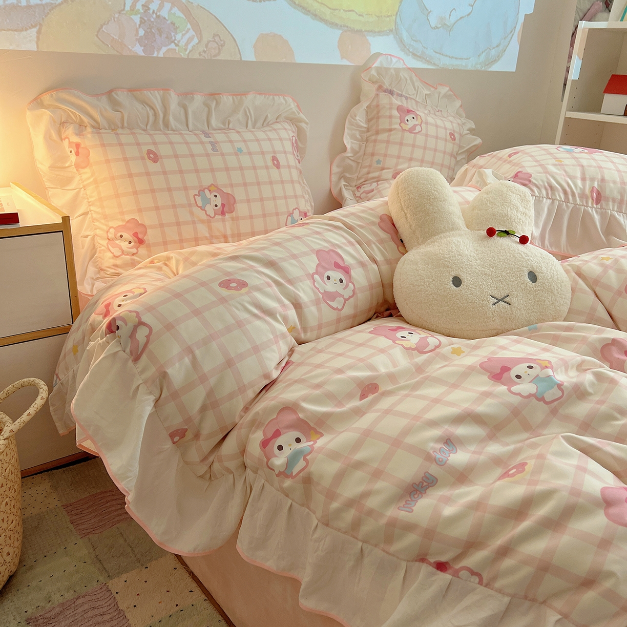 91家纺网 家纺一手货源 找家纺 桃心家居 2025新款A类韩版花边撞色云柔水洗棉加厚牛奶绒少女猫咪棉绒四件套系列 绒花边-粉格天使兔