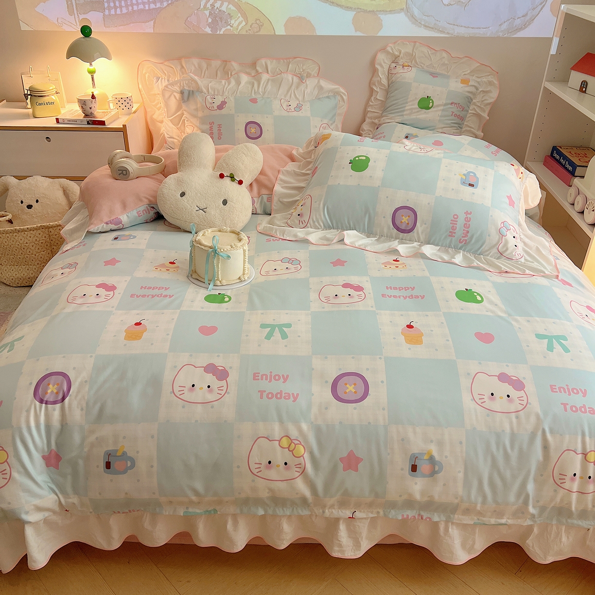 91家纺网 家纺一手货源 找家纺 桃心家居 2025新款A类韩版花边撞色云柔水洗棉加厚牛奶绒少女猫咪棉绒四件套系列 绒花边-蓝格少女猫咪