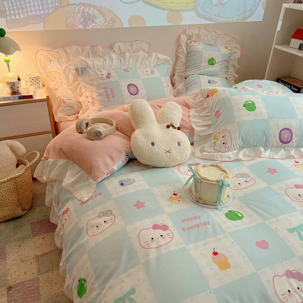 91家纺网 家纺一手货源 找家纺 桃心家居 2025新款A类韩版花边撞色云柔水洗棉加厚牛奶绒少女猫咪棉绒四件套系列 绒花边-蓝格少女猫咪