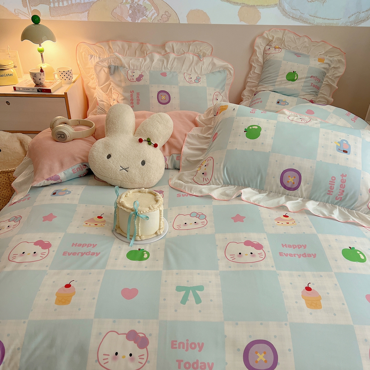 91家纺网 家纺一手货源 找家纺 桃心家居 2025新款A类韩版花边撞色云柔水洗棉加厚牛奶绒少女猫咪棉绒四件套系列 绒花边-蓝格少女猫咪