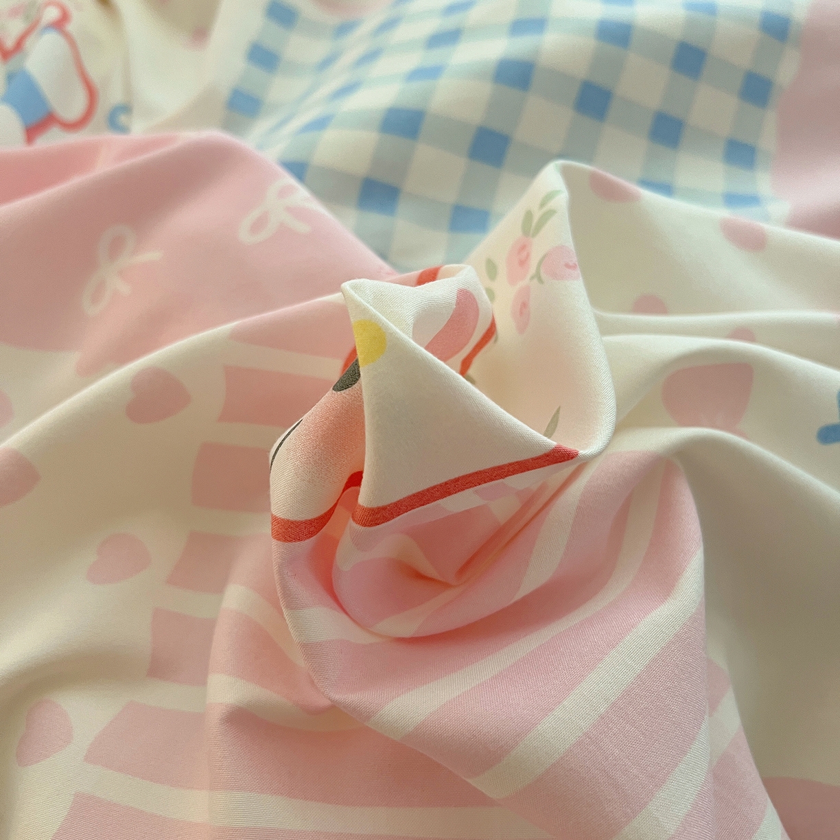 91家纺网 家纺一手货源 找家纺 桃心家居 2025新款A类韩版花边撞色云柔水洗棉加厚牛奶绒少女猫咪棉绒四件套系列 绒花边-花甜小猫