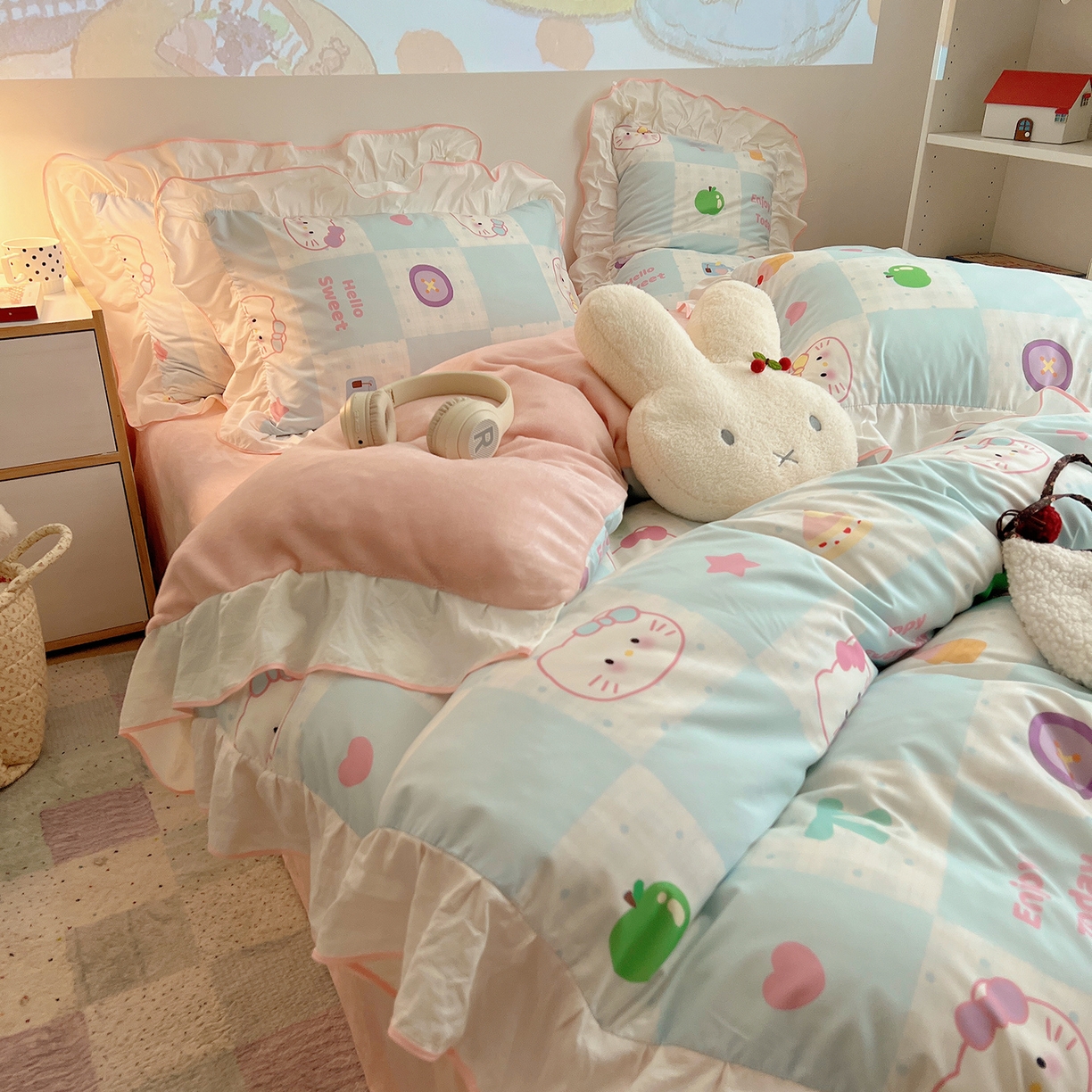 91家纺网 家纺一手货源 找家纺 桃心家居 2025新款A类韩版花边撞色云柔水洗棉加厚牛奶绒少女猫咪棉绒四件套系列 绒花边-蓝格少女猫咪