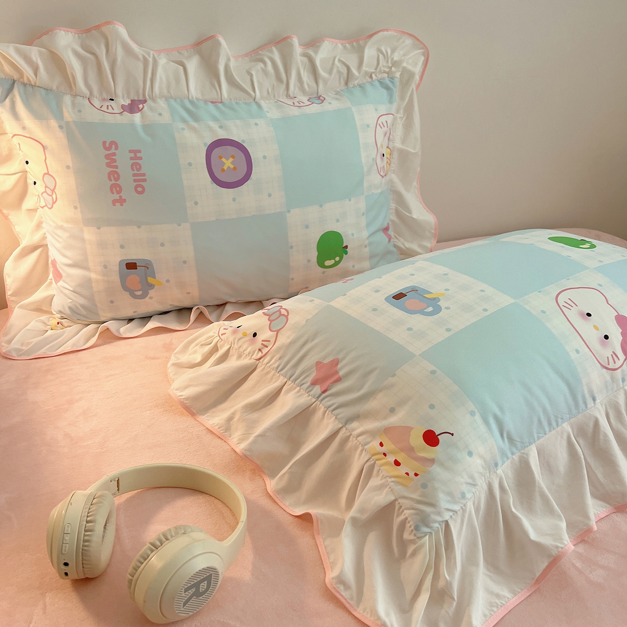 91家纺网 家纺一手货源 找家纺 桃心家居 2025新款A类韩版花边撞色云柔水洗棉加厚牛奶绒少女猫咪棉绒四件套系列 绒花边-蓝格少女猫咪