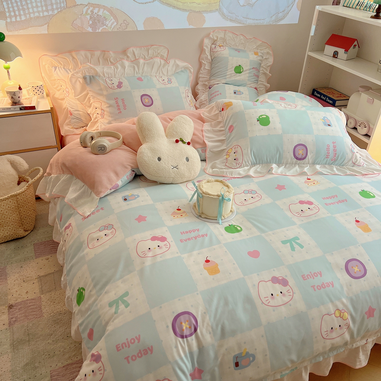 91家纺网 家纺一手货源 找家纺 桃心家居 2025新款A类韩版花边撞色云柔水洗棉加厚牛奶绒少女猫咪棉绒四件套系列 绒花边-蓝格少女猫咪