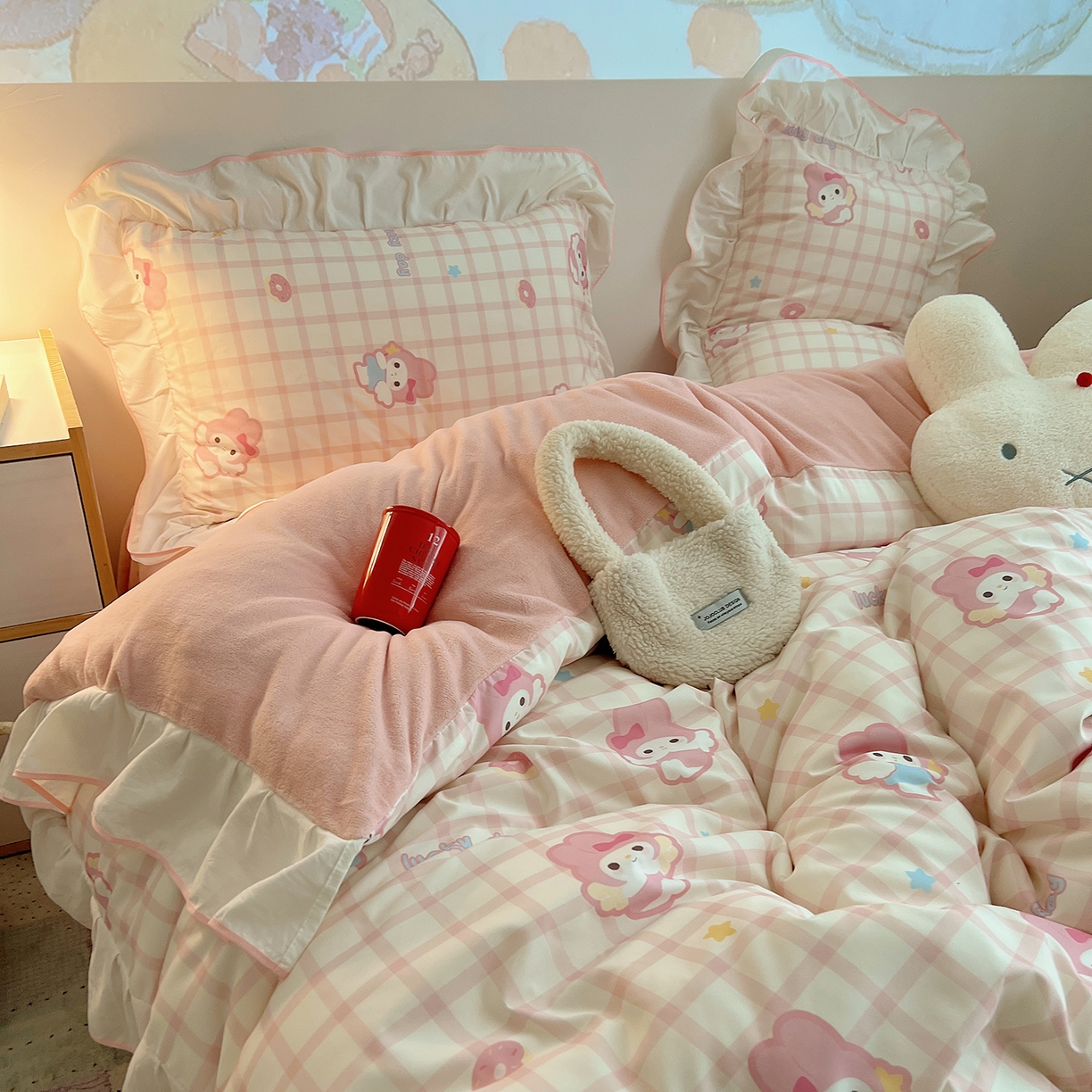 91家纺网 家纺一手货源 找家纺 桃心家居 2025新款A类韩版花边撞色云柔水洗棉加厚牛奶绒少女猫咪棉绒四件套系列 绒花边-粉格天使兔