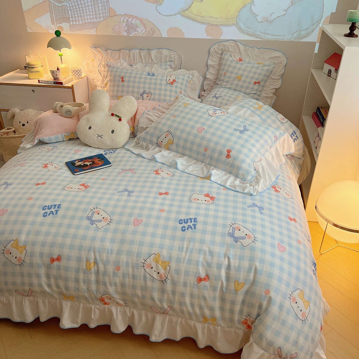 91家纺网 家纺一手货源 找家纺 桃心家居 2025新款A类韩版花边撞色云柔水洗棉加厚牛奶绒少女猫咪棉绒四件套系列 绒花边-蓝格喵喵