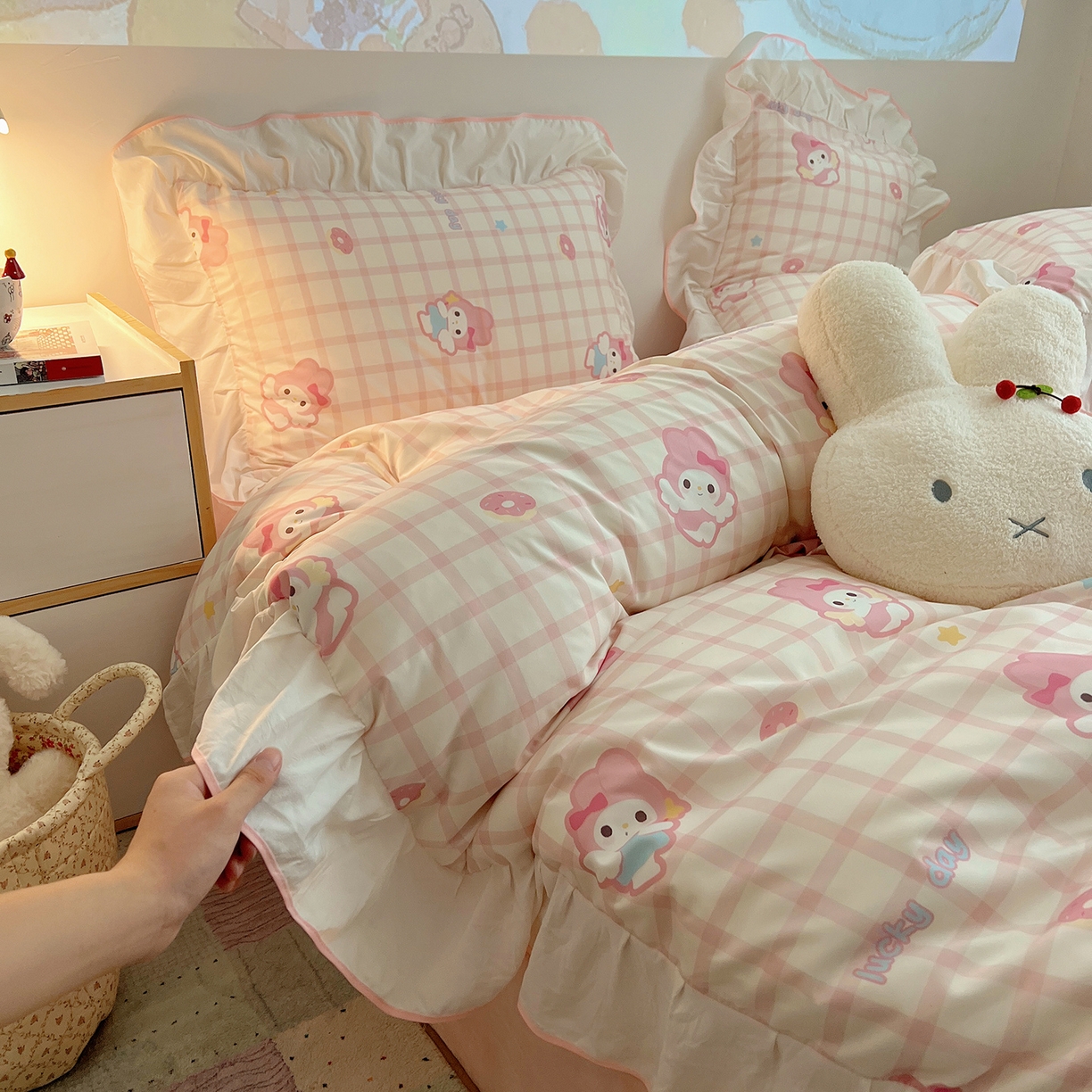 91家纺网 家纺一手货源 找家纺 桃心家居 2025新款A类韩版花边撞色云柔水洗棉加厚牛奶绒少女猫咪棉绒四件套系列 绒花边-粉格天使兔