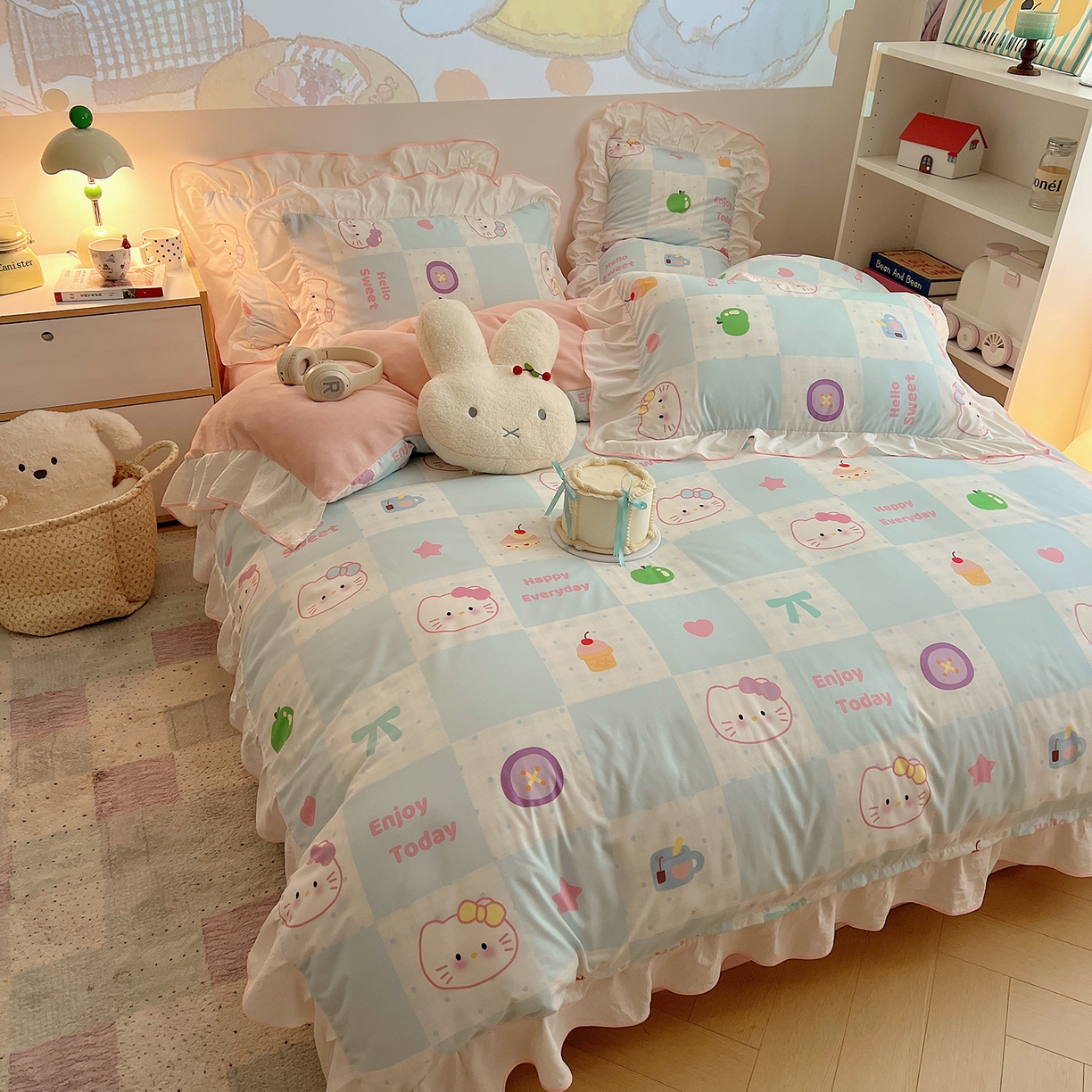 91家纺网 家纺一手货源 找家纺 桃心家居 2025新款A类韩版花边撞色云柔水洗棉加厚牛奶绒少女猫咪棉绒四件套系列 绒花边-蓝格少女猫咪