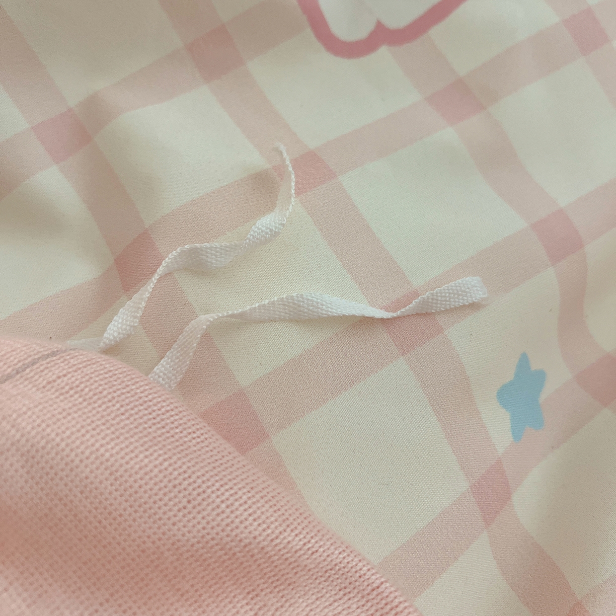 91家纺网 家纺一手货源 找家纺 桃心家居 2025新款A类韩版花边撞色云柔水洗棉加厚牛奶绒少女猫咪棉绒四件套系列 绒花边-粉格天使兔