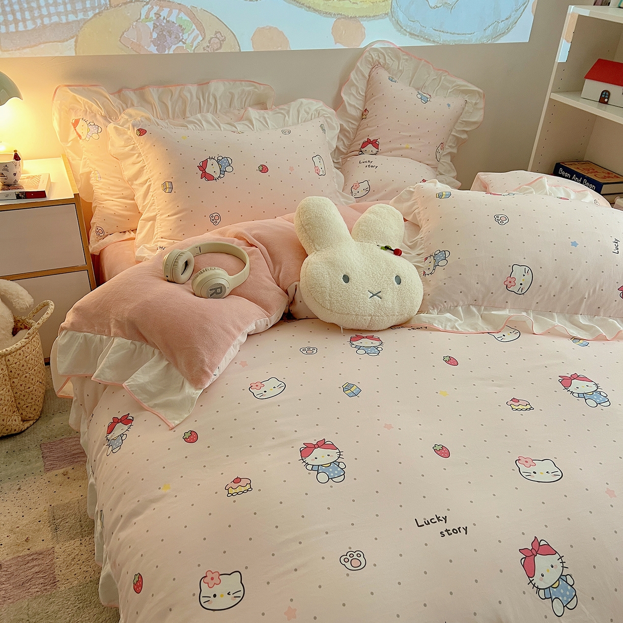 91家纺网 家纺一手货源 找家纺 桃心家居 2025新款A类韩版花边撞色云柔水洗棉加厚牛奶绒少女猫咪棉绒四件套系列 绒花边-甜甜猫咪