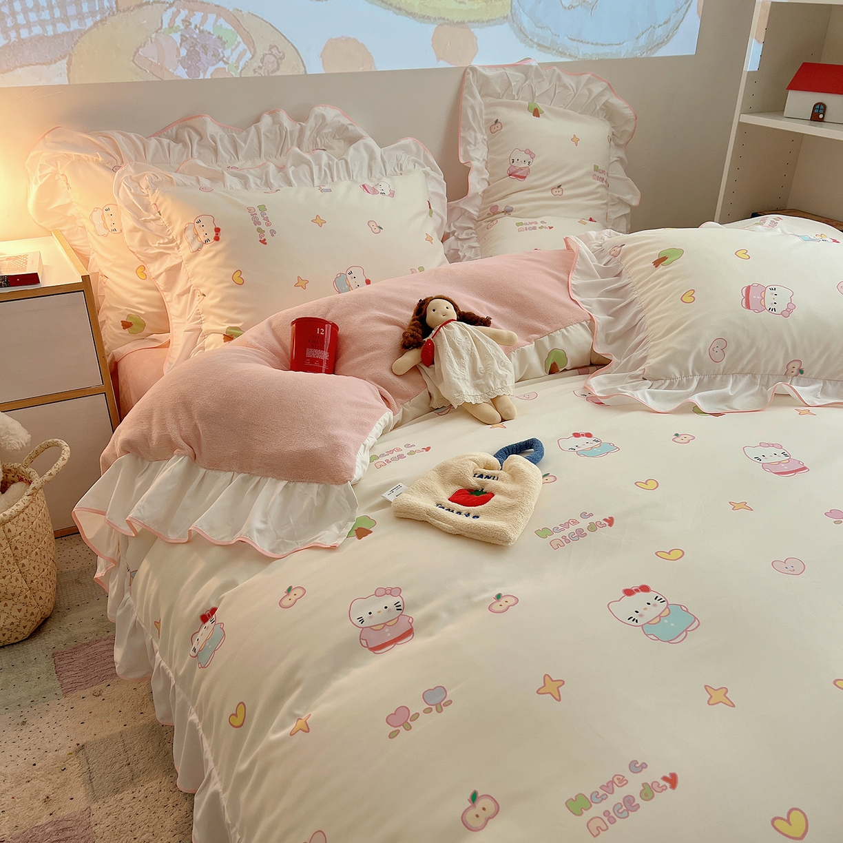 91家纺网 家纺一手货源 找家纺 桃心家居 2025新款A类韩版花边撞色云柔水洗棉加厚牛奶绒少女猫咪棉绒四件套系列 绒花边-奶油猫猫