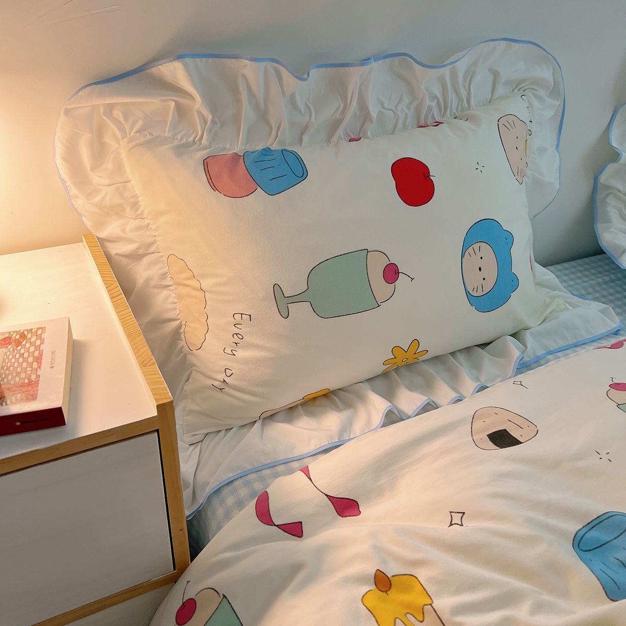 91家纺网 家纺一手货源 找家纺 桃心家居 2025新款A类韩版花边撞色云柔水洗棉加厚牛奶绒少女猫咪棉绒四件套系列 绒花边-蓝蓝日记