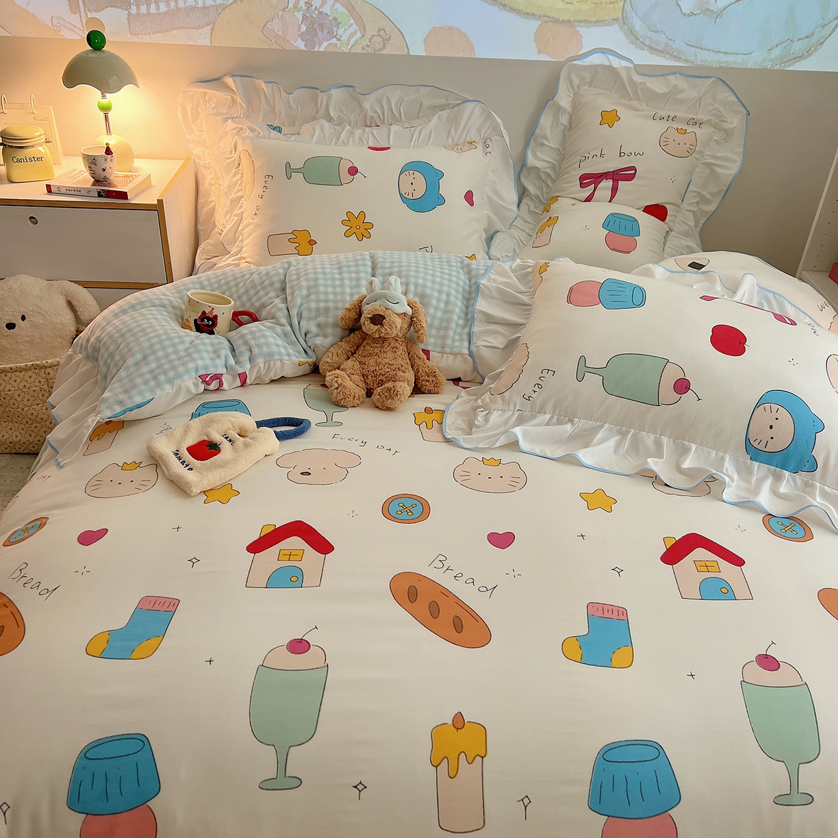 91家纺网 家纺一手货源 找家纺 桃心家居 2025新款A类韩版花边撞色云柔水洗棉加厚牛奶绒少女猫咪棉绒四件套系列 绒花边-蓝蓝日记