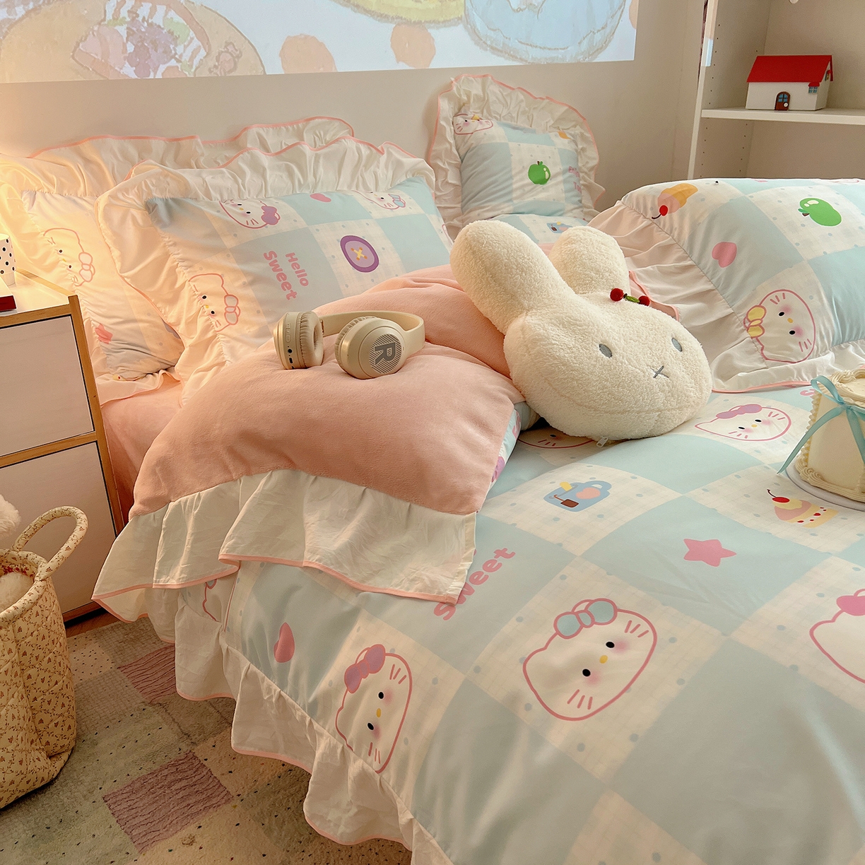 91家纺网 家纺一手货源 找家纺 桃心家居 2025新款A类韩版花边撞色云柔水洗棉加厚牛奶绒少女猫咪棉绒四件套系列 绒花边-蓝格少女猫咪