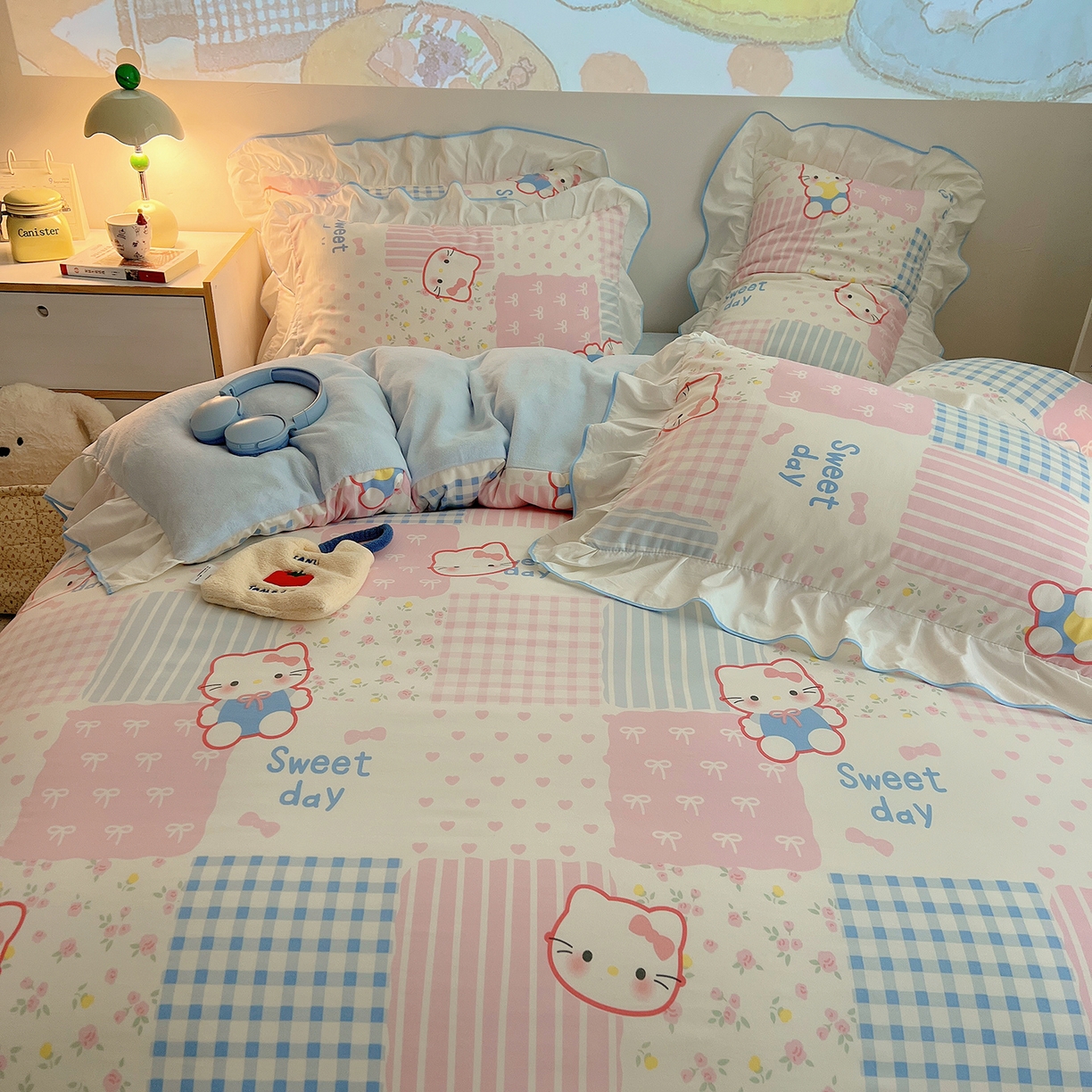 91家纺网 家纺一手货源 找家纺 桃心家居 2025新款A类韩版花边撞色云柔水洗棉加厚牛奶绒少女猫咪棉绒四件套系列 绒花边-花甜小猫