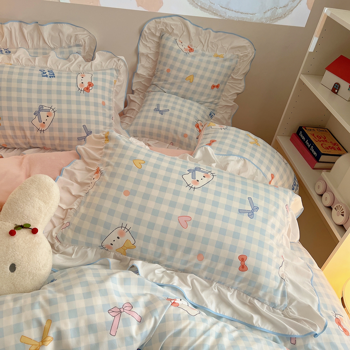 91家纺网 家纺一手货源 找家纺 桃心家居 2025新款A类韩版花边撞色云柔水洗棉加厚牛奶绒少女猫咪棉绒四件套系列 绒花边-蓝格喵喵