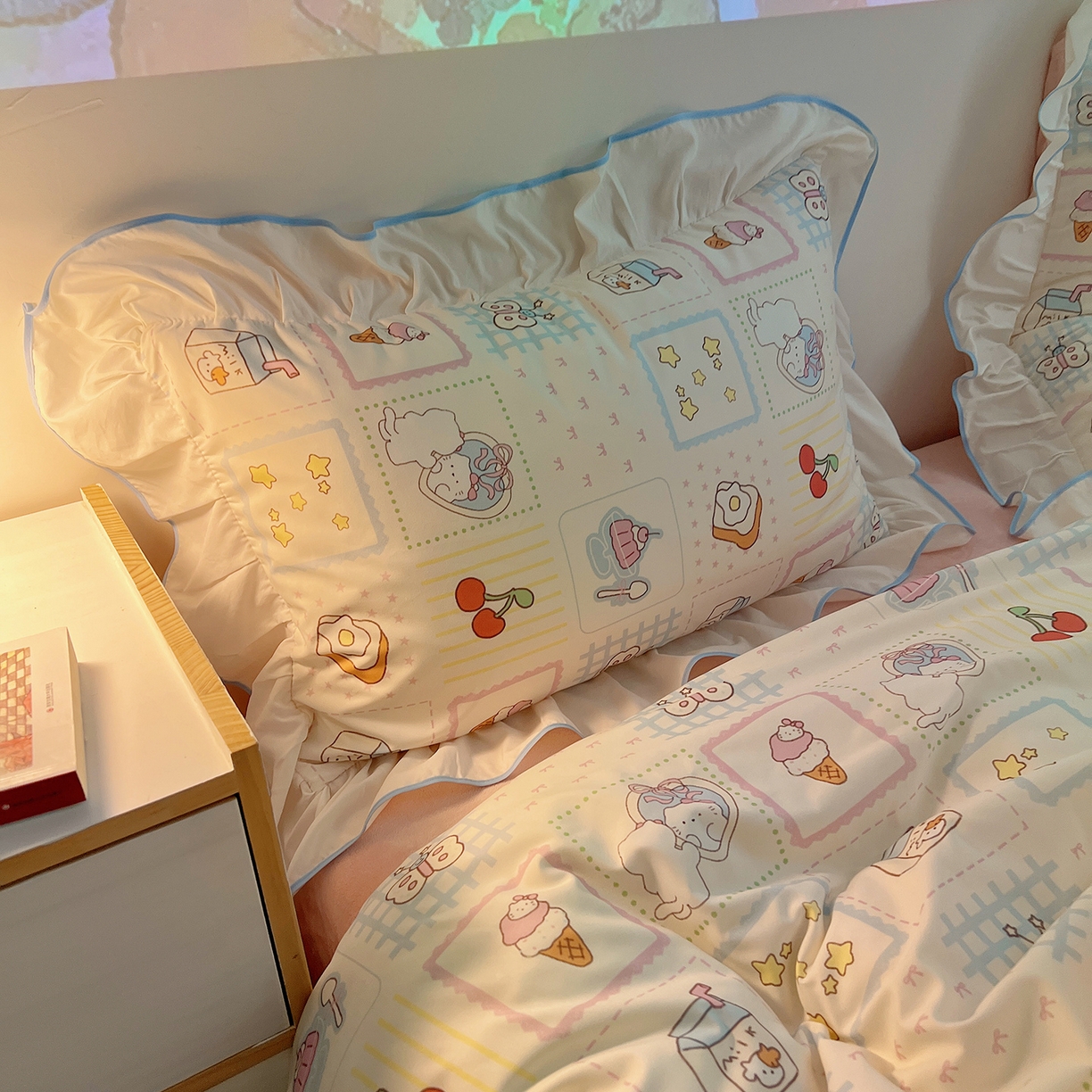 91家纺网 家纺一手货源 找家纺 桃心家居 2025新款A类韩版花边撞色云柔水洗棉加厚牛奶绒少女猫咪棉绒四件套系列 绒花边-甜梦猫咪