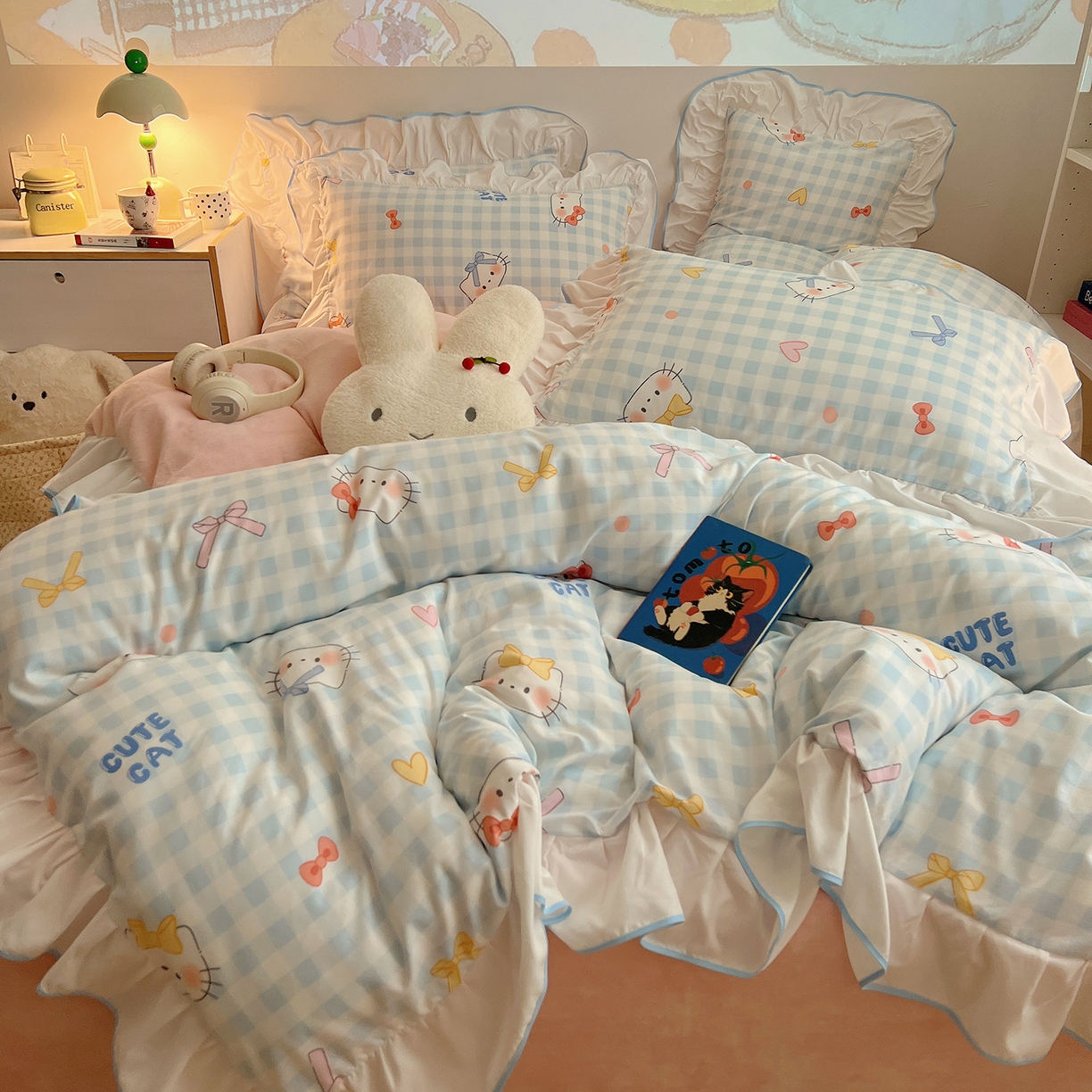 91家纺网 家纺一手货源 找家纺 桃心家居 2025新款A类韩版花边撞色云柔水洗棉加厚牛奶绒少女猫咪棉绒四件套系列 绒花边-蓝格喵喵