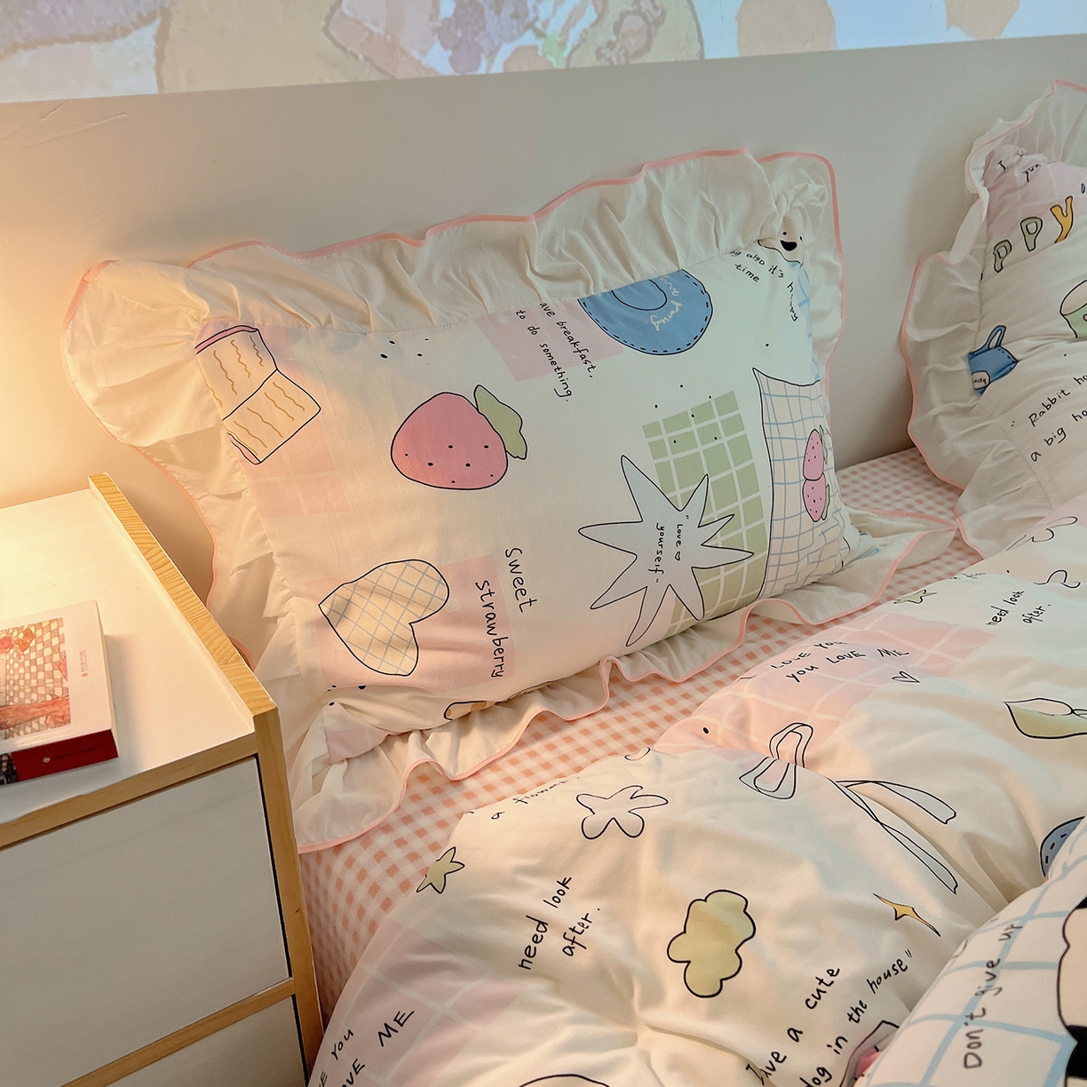 91家纺网 家纺一手货源 找家纺 桃心家居 2025新款A类韩版花边撞色云柔水洗棉加厚牛奶绒少女猫咪棉绒四件套系列 绒花边-少女卡哇伊