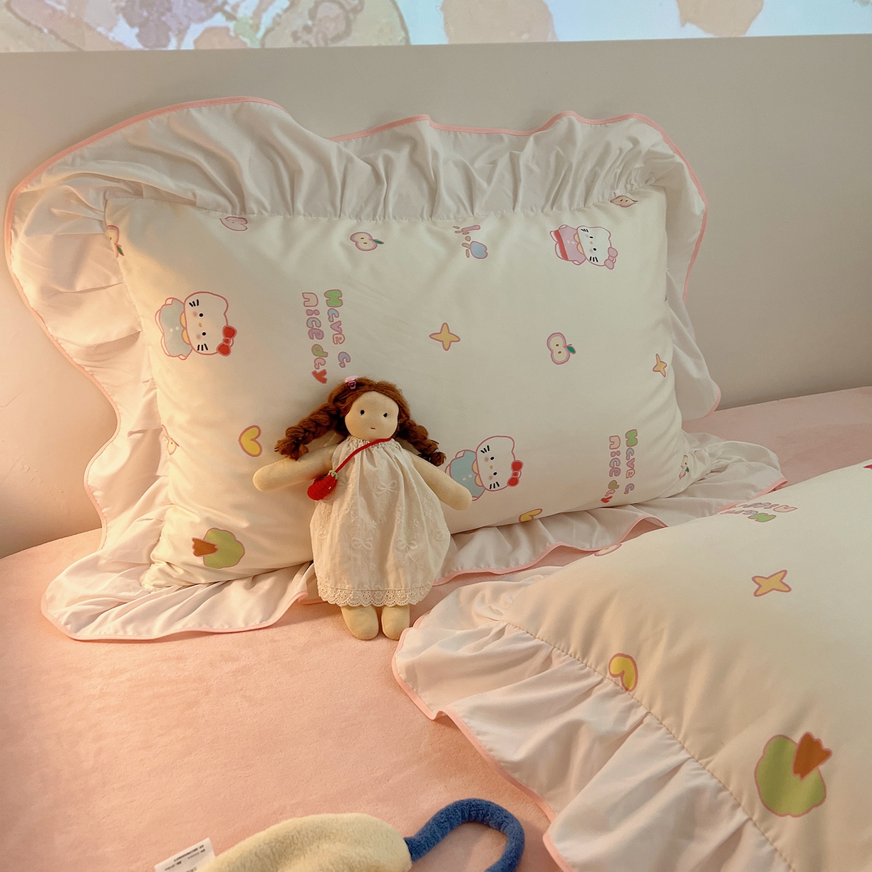 91家纺网 家纺一手货源 找家纺 桃心家居 2025新款A类韩版花边撞色云柔水洗棉加厚牛奶绒少女猫咪棉绒四件套系列 绒花边-奶油猫猫