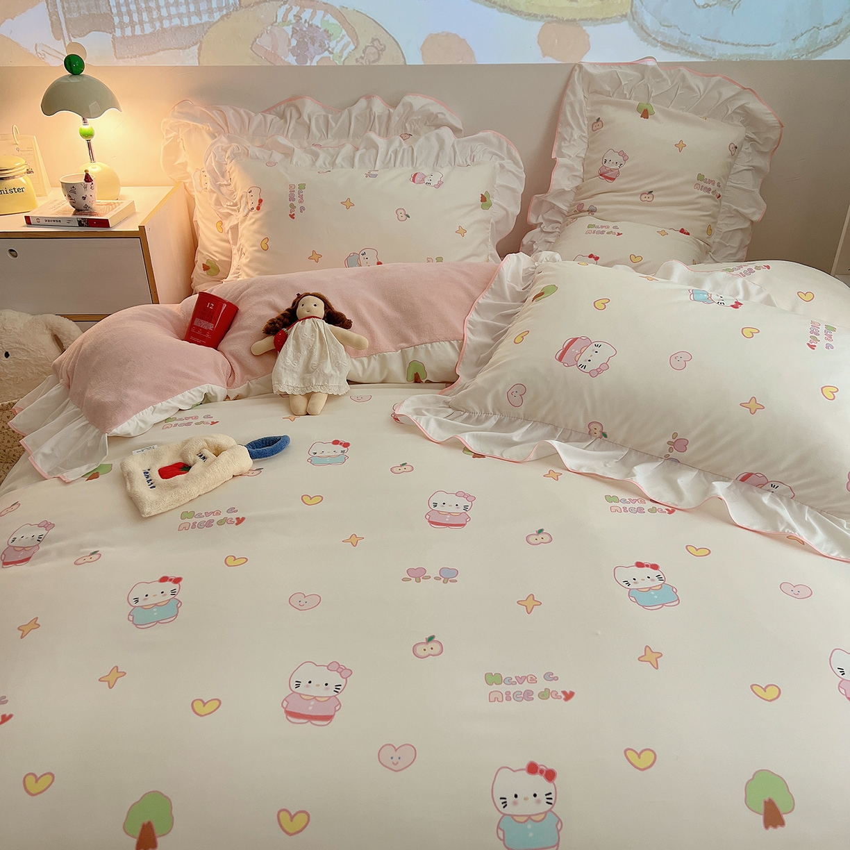 91家纺网 家纺一手货源 找家纺 桃心家居 2025新款A类韩版花边撞色云柔水洗棉加厚牛奶绒少女猫咪棉绒四件套系列 绒花边-奶油猫猫